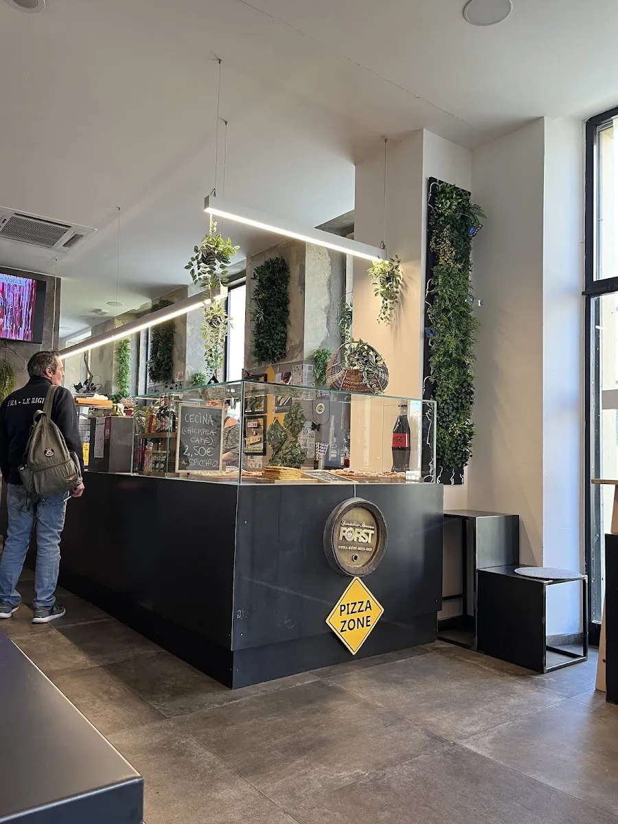 Il banco di Evo Firenze: vetrina con le teglie, botte Forst sul fronte e cartello giallo Pizza Zone.
