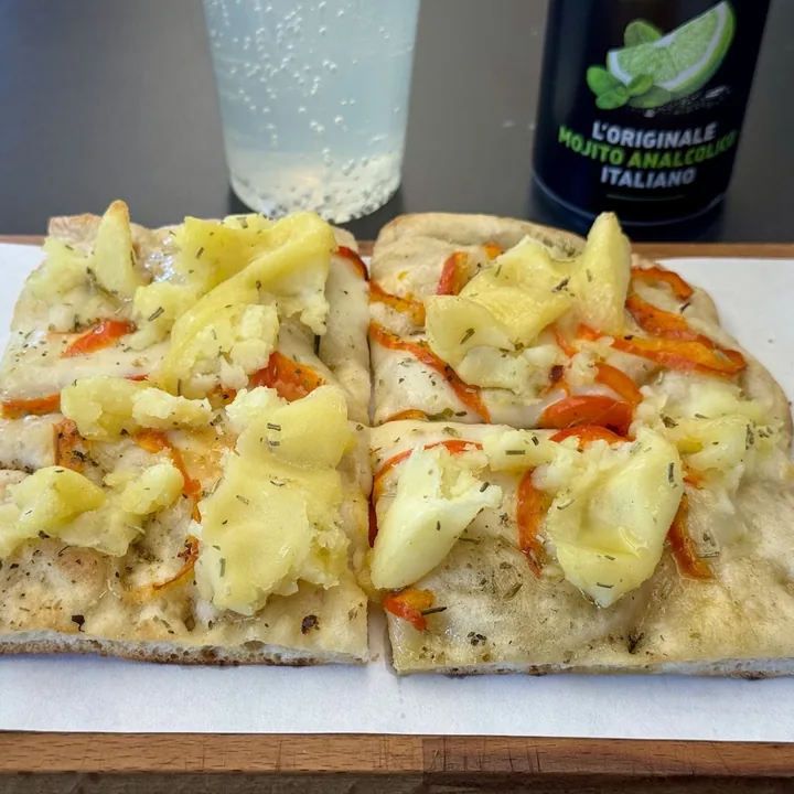 Teglia bianca con patate e rosmarino.